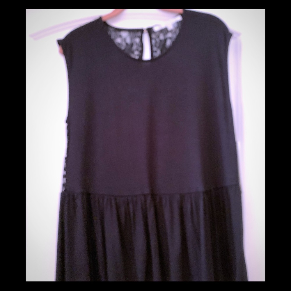 Daisy Fuentes cute black top,lace back